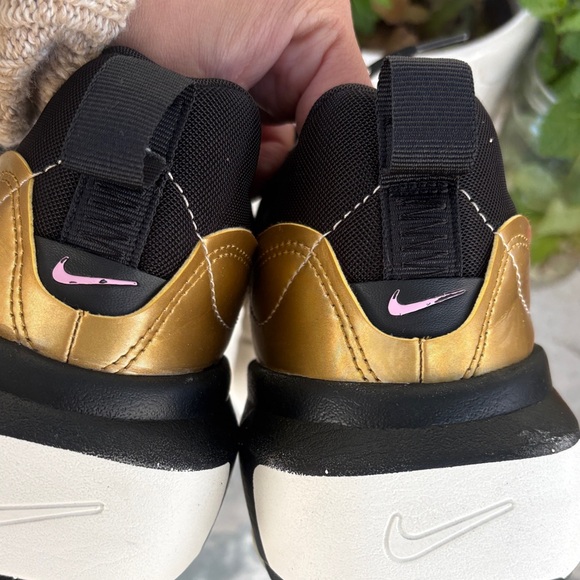 Nike Black and White Athletic Shoes - Picture 7 of 8